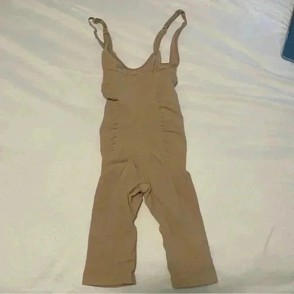 SKIMS Shapewear - Picture 7 of 7